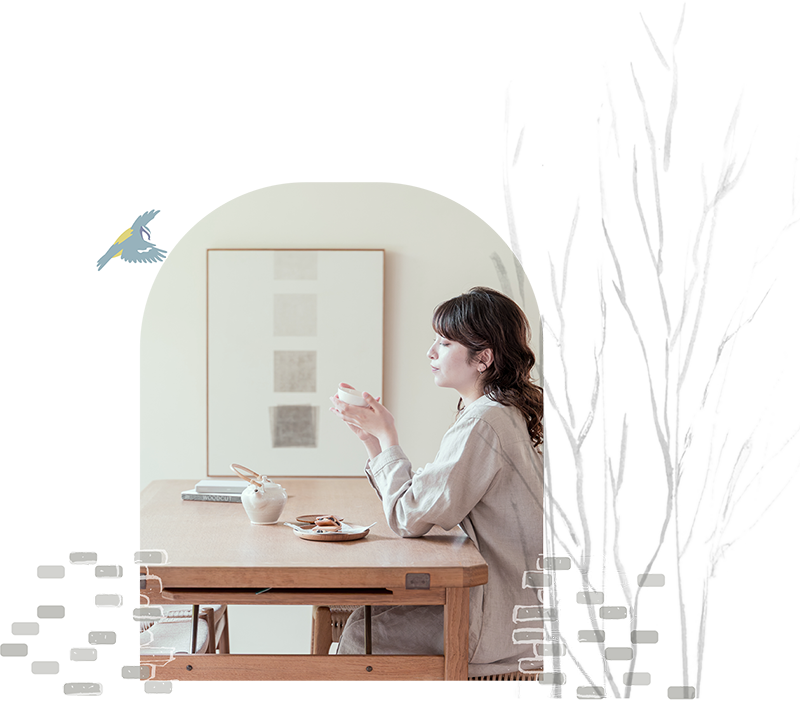 自宅でくつろぐ女性