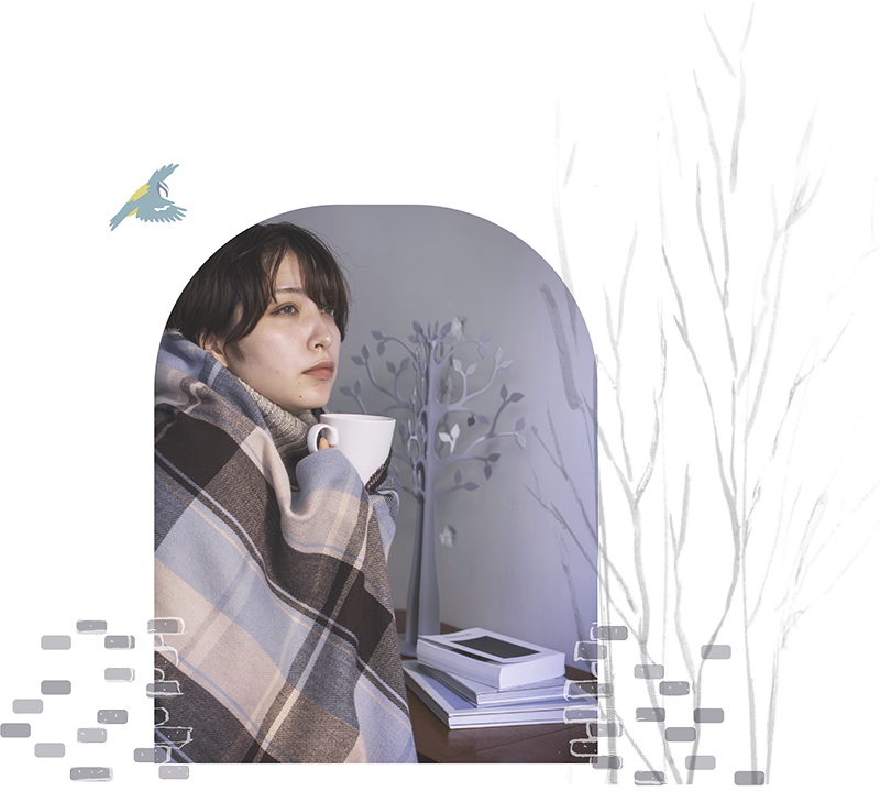 自宅でくつろぐ女性